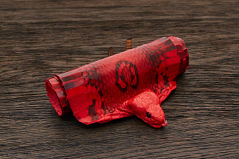 Шкурка змеи с головой, 980×70-110мм (красная глянцевая)