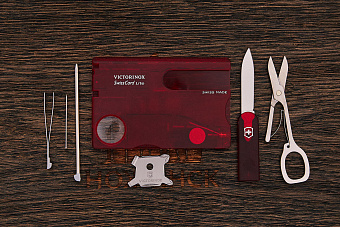 Дорожный маникюрный набор Victorinox красный