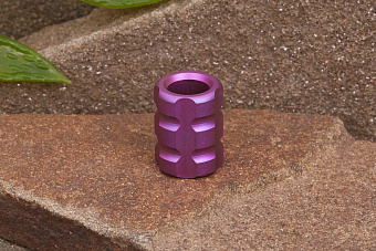 Титановая бусина на темляк «Цилиндр» розовый