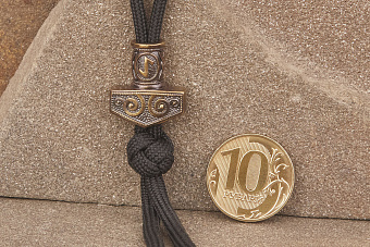 Бусина на темляк Молот Тора с руной Эйваз от мастерской Крымская бронза