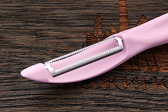 Овощечистка Victorinox, модель 7.6075, рукоять нейлон светло-розовый