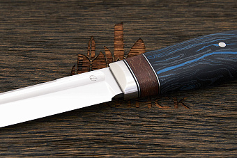 Нож туристический Геннадия Дедюхина Финка, клинок 132мм, сталь N690, рукоять микарта черно-синий