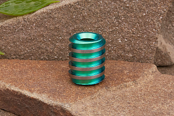 Титановая бусина на темляк XL «Спираль» зеленый