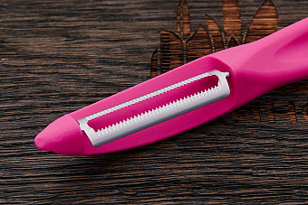 Овощечистка Victorinox, модель 7.6075, рукоять нейлон розовый