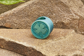 Бусина на темляк «Клевер» изумруд