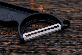 Овощечистка Victorinox, модель 7.6073, рукоять нейлон черный