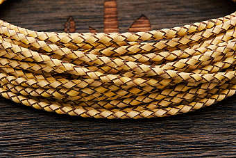 Кожаный плетеный шнурок 3,0мм (соломенный, торец бежевый), кратно 1м