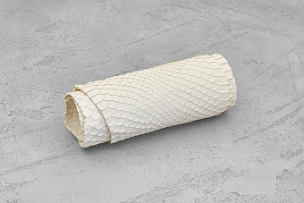 Кожа змеи 780х100мм (белая матовая)