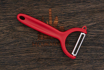 Овощечистка Victorinox, модель 7.6079, рукоять полипропилен красный