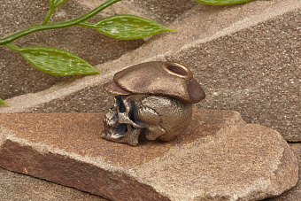 Бусина на темляк «Череп в кепке»