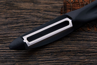 Овощечистка Victorinox, модель 7.6075, рукоять нейлон черный