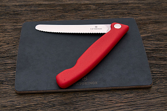 Набор Victorinox из 2-х предметов (нож, разделочная доска), красный