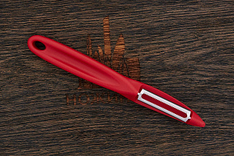 Овощечистка Victorinox, модель 7.6075, рукоять нейлон красный