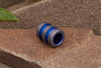 Титановая бусина на темляк «Резьба» синий