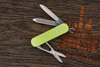 Нож-брелок Victorinox Classic SD Colors лаймовый