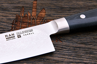 Нож кухонный Yaxell Ran сантоку 165мм, сталь VG-10 в обкладках из дамаска