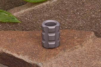 Титановая бусина на темляк «Цилиндр» серый