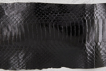 Кожа змеи 1100х75-90мм (черная глянцевая)