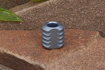 Титановая бусина на темляк «Радиатор» голубой