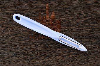 Овощечистка Victorinox, модель 7.6075, рукоять нейлон голубой