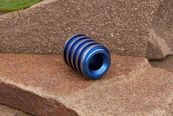 Титановая бусина на темляк XL «Спираль» синий