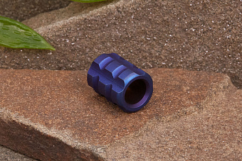 Титановая бусина на темляк «Цилиндр» синий