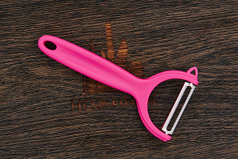 Овощечистка Victorinox, модель 7.6079, рукоять полипропилен розовый