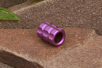 Титановая бусина на темляк «Цилиндр» розовый