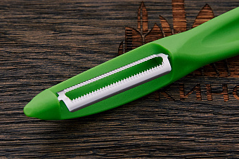 Овощечистка Victorinox, модель 7.6075, рукоять нейлон зеленый