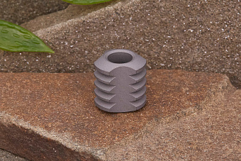 Титановая бусина на темляк «Радиатор» серый