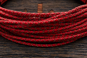 Кожаный плетеный шнурок 3,0мм (красный, торец бежевый), кратно 1м